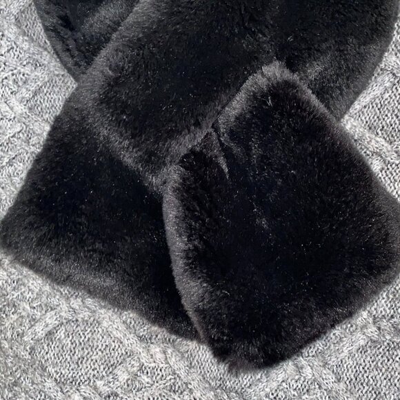 Stylish Faux Fur Neck Wrap Pull-Thru Scarf Black Neck Warmer NWOT - Picture 2 of 3